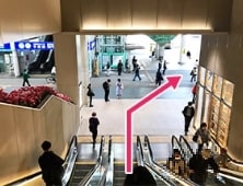 東口のエスカレータを降りたら右側方向に進みます。