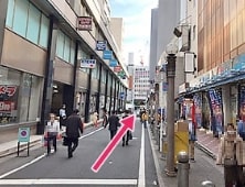 直進します。