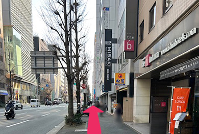 筑紫通りを道沿いにまっすぐ直進します。