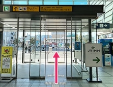 函館駅の西口から外へ出ます。