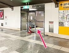 入り口からエレベーターで5階までお上がりください。