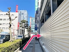 直進し次の角を右へ曲がります。