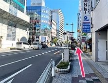 直進します。