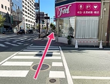 1つ目の信号を渡り直進します。