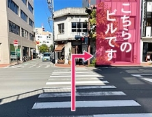 信号を渡ったら、向かって左から2つ目のビルに事務所がございます。