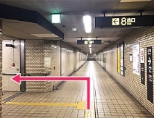 8番出口の階段を上ります。