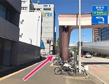 地上に出たら、そのまま直進します。
