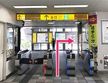 ゆいレール県庁前駅で降りて右へ進みます。