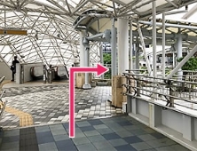 連絡通路からパレットくもじ方面へ進みます。
