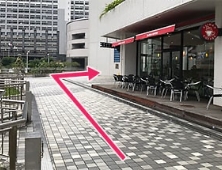 直進し角を右折してエレベーターの方へ向かいます。