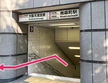 外へ出たら右折し進みます。