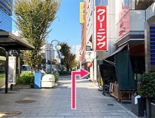 「クリーニング」という看板の奥にある交差点手前のビルです。