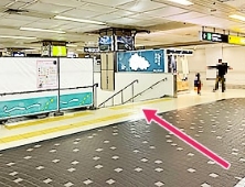 改札を出たら、左手の階段から地下に降ります。