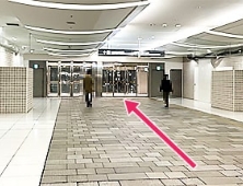 左に曲がり、札幌駅北口地下歩道に入ります。