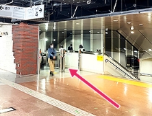 右手にあるエスカレーターを降りて直進します。