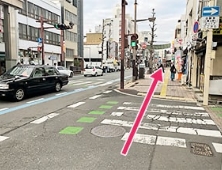 金毘羅街道の信号を直進します。