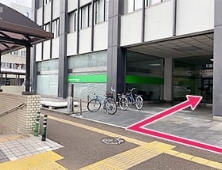 地下道前のビルになります。