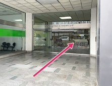 ビル入口から、3階にお上がりください。