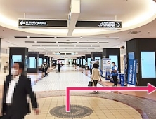 外堀地下1番通りを右折し直進します。