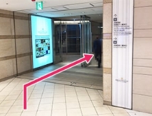 パシフィックセンチュリープレイス丸の内の入り口を直進します。