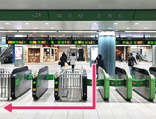 JR横浜駅・北改札口を出たら右折します。