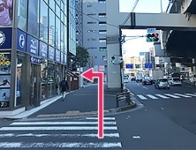 【金港町交差点】を直進したところにあるビルです。