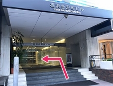 入口からエレベータで4階にお上がりください。